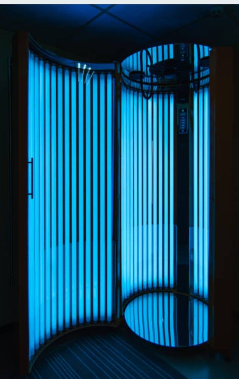 Vertical tanning booth